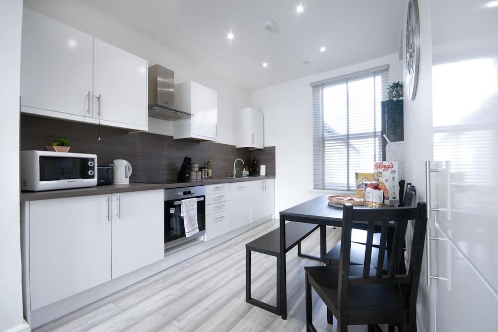 Luxe Living Family Home - Beach, Wifi, Parking Свонсі Екстер'єр фото