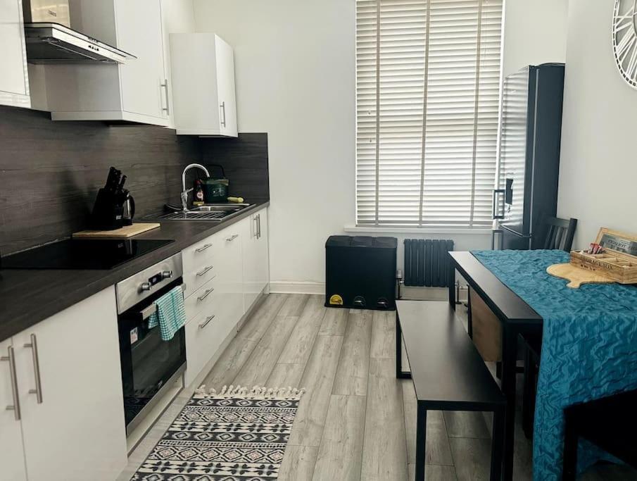 Luxe Living Family Home - Beach, Wifi, Parking Свонсі Екстер'єр фото