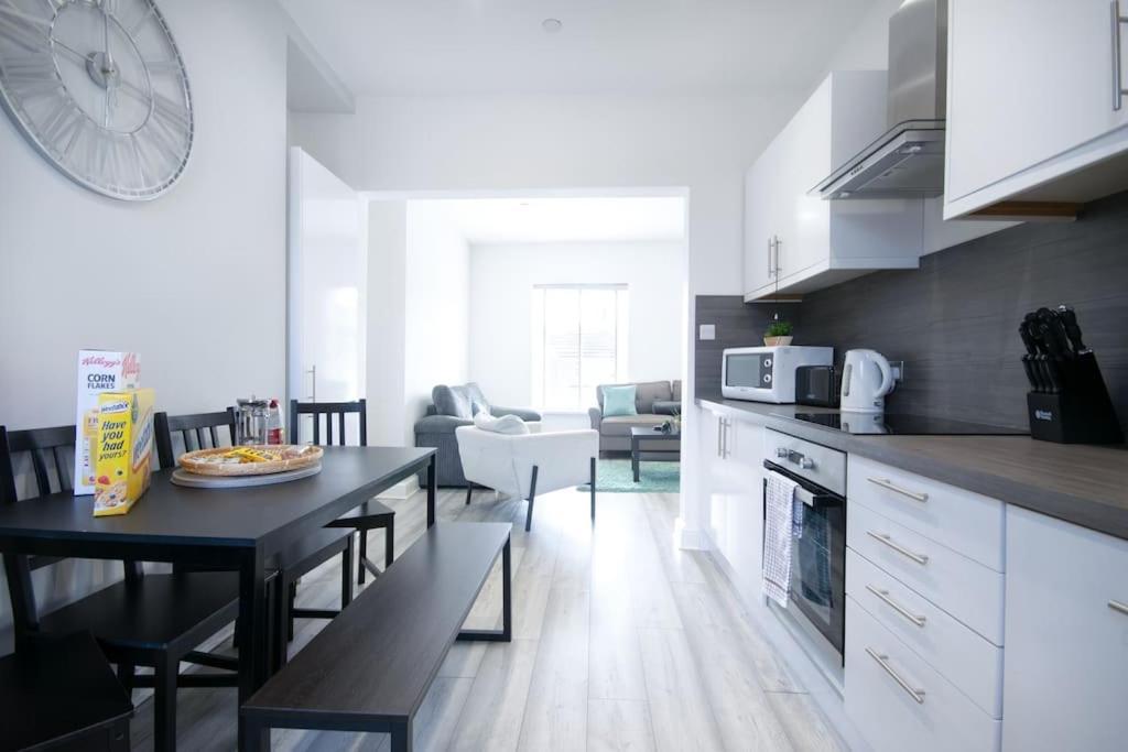 Luxe Living Family Home - Beach, Wifi, Parking Свонсі Екстер'єр фото